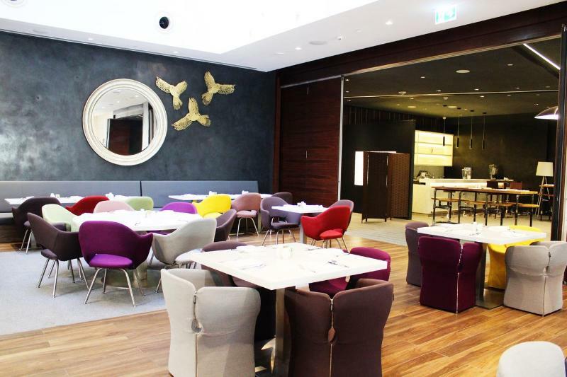 Hyatt Place Wasl District होटल